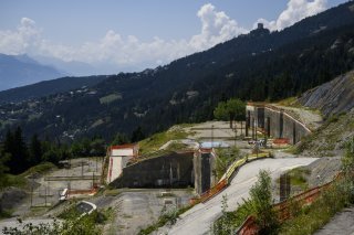 Une vue du chantier a l'arret du projet Aminona Luxury Resort and Village le samedi 6 aout 2022 a Crans-Montana. (KEYSTONE/Jean-Christophe Bott)